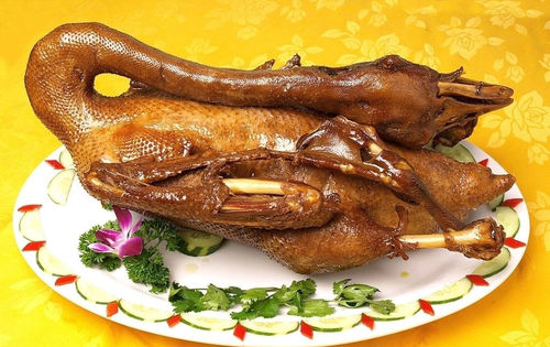 传统的潮汕名菜-卤狮头鹅
