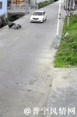监控曝光，潮汕一男子骑车横穿马路被撞入水沟！