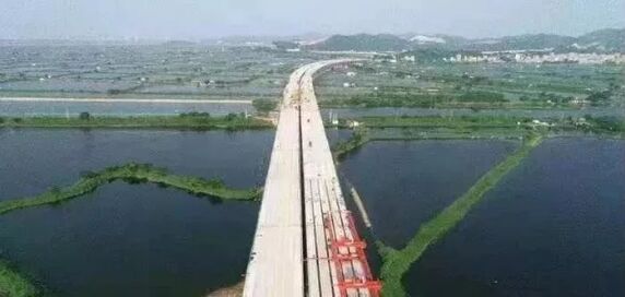 汕湛高速棉城河特大桥双幅贯通，离年底通车又近了一步！