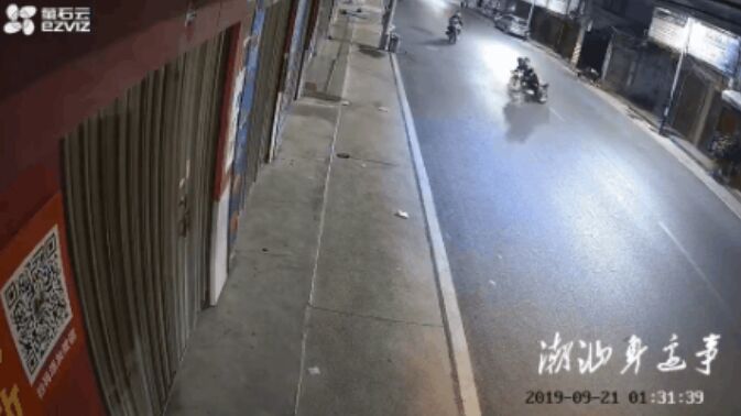 潮汕某路段几个＂校生仔＂开摩托上演＂速度与激情＂，撞到商店大门