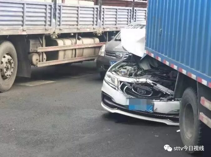 潮汕路华新城路段发生一起多车连环碰撞事故！还好没人受伤