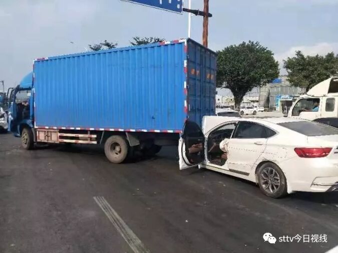 潮汕路华新城路段发生一起多车连环碰撞事故！还好没人受伤