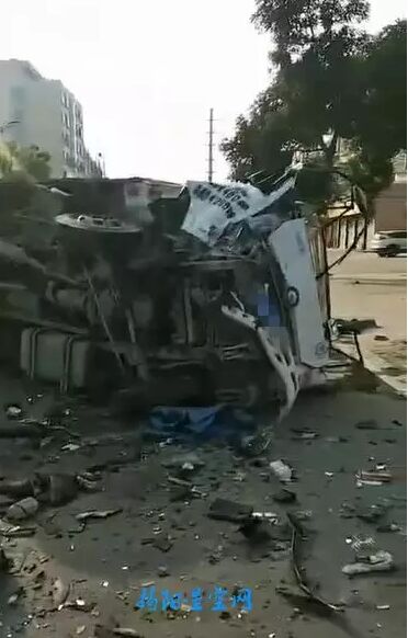 揭阳天福东路一轿车与货车撞得“稀巴烂”，现场一片狼藉