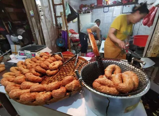 惠来市场里的“广肠”小店，现场制作开眼，其实广肠就是潮汕肉卷