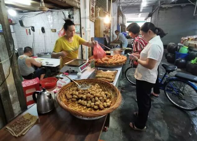 惠来市场里的“广肠”小店，现场制作开眼，其实广肠就是潮汕肉卷