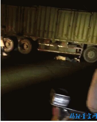 揭阳发生车祸，一男子趴在大货车底下一动不动（附视频）