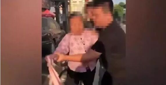 广东潮州发生一起事件，老太超市偷猪肉被抓拒不归还反而出手打人