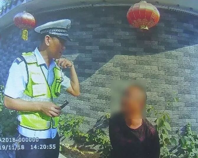 揭阳一男子开铲车违法上路，竟然还试图“带走”执勤交警！