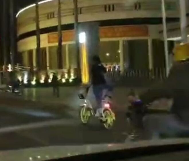 “熊孩子”续篇：两个女子在潮汕路上一共享电单车上“表演杂技”? 