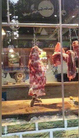网曝汕头某栏目推介的火锅店橱窗上演老鼠啃肉表演，第二天关门大吉