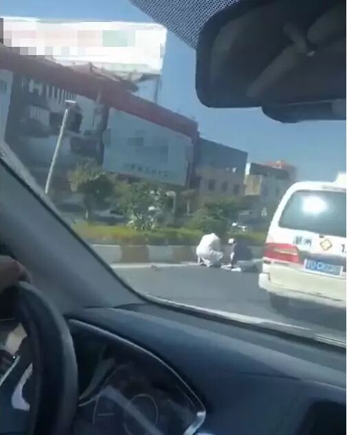 潮汕公路发生车祸，两女子倒地不起！