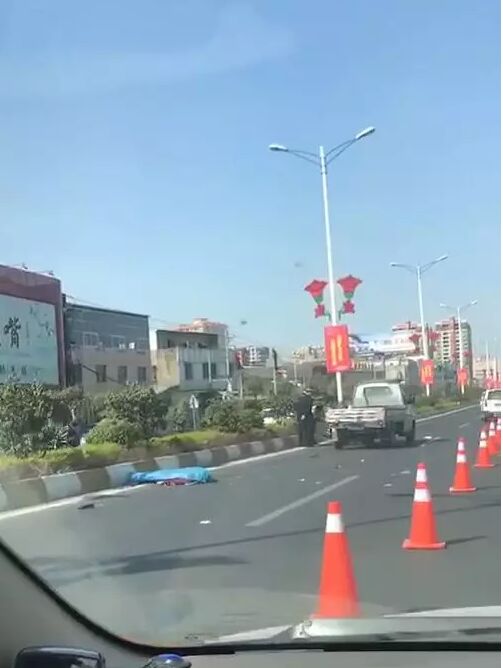潮汕公路发生车祸，两女子倒地不起！