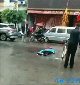 汕头某地一公交车与自行车发生碰撞，一老人被撞，身盖蓝布