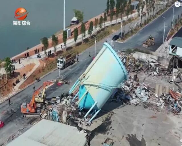 揭阳空港经济区组织300多人对违法建筑及设施进行强制拆除