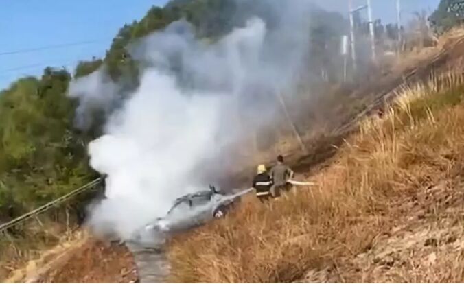 潮汕一小车掉下山坡起火燃烧，一人被困不幸身亡！