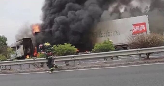 潮汕一辆海鲜冷藏货运车在高速路上起火，出动26名指战员和5辆消防车！