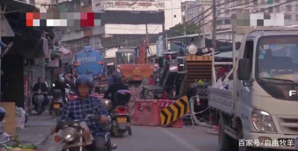 广东潮州市发生重大事故，路面坍塌导致泥罐车侧翻，现场画面曝光，令人揪心！