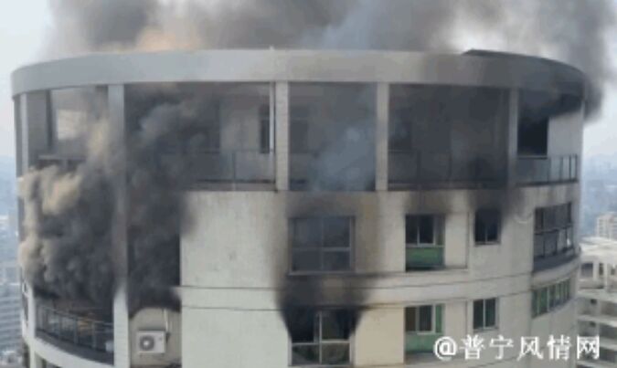 潮汕一小区29楼发生大火，现场浓烟滚滚