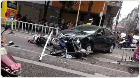 突发！揭阳市区一路段早上发生车祸，一小孩被抬上担架