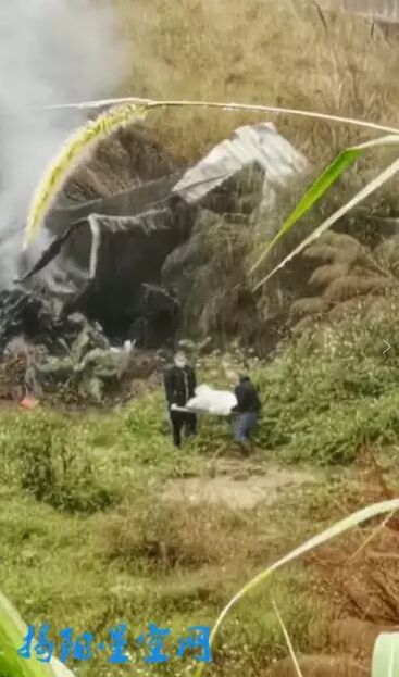 揭阳横江水库特大桥快递车坠毁烧成残骸，有人身裹白布被担架抬出