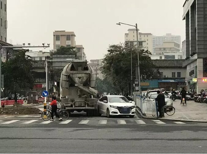 揭阳市区一轿车和泥土搅拌车发生碰撞，道路直接被堵死