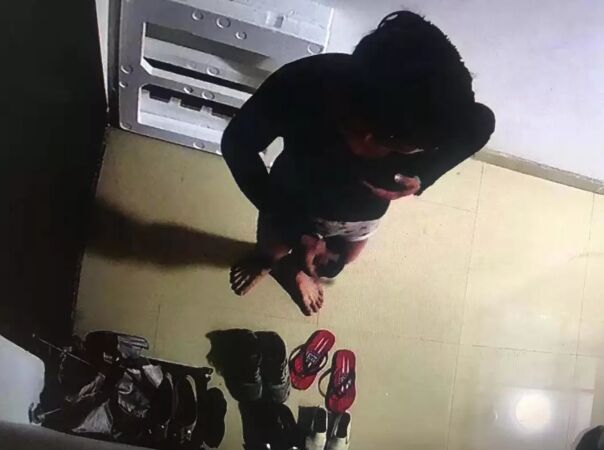 揭阳渔湖保障房一住宅门口半夜出现一名男子 竟对鞋子做出猥琐动作
