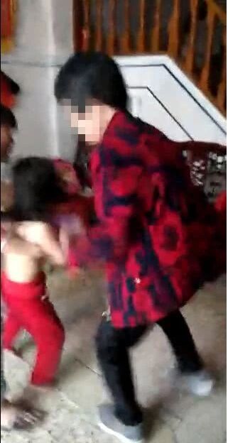 汕头一小女孩遭奶奶脱光衣服浇冷水、抽打！原因令人无语！