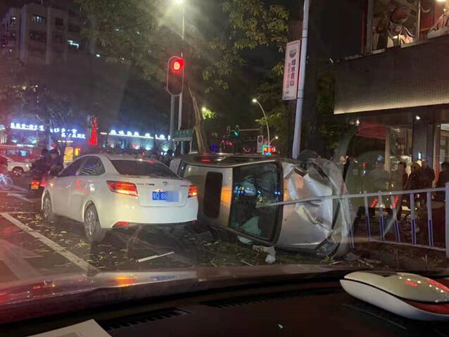 金砂金新路口昨晚发生一起交通事故：车辆失控所致，四人有轻微伤