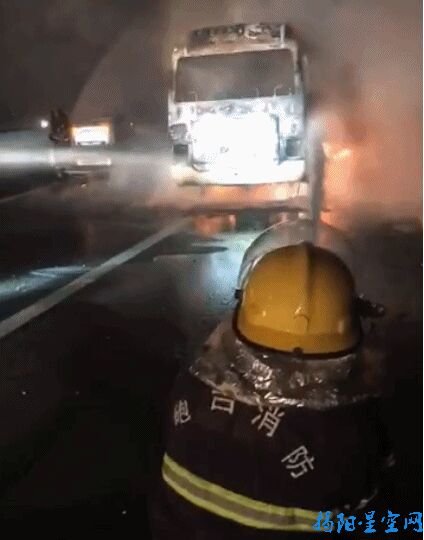 揭阳登岗镇高速路中巴车发生自燃，火势猛烈整车烧成空壳