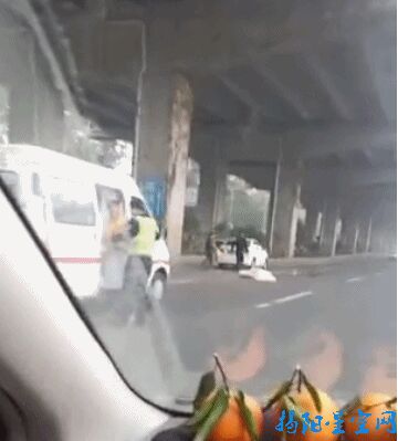 揭阳机场路轿车与单车相撞，一女子倒地不起身盖白布
