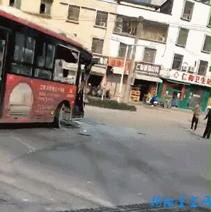 仙彭路段公交车与大货车碰撞，货车侧翻倒地公车车头严重凹陷