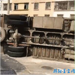 仙彭路段公交车与大货车碰撞，货车侧翻倒地公车车头严重凹陷