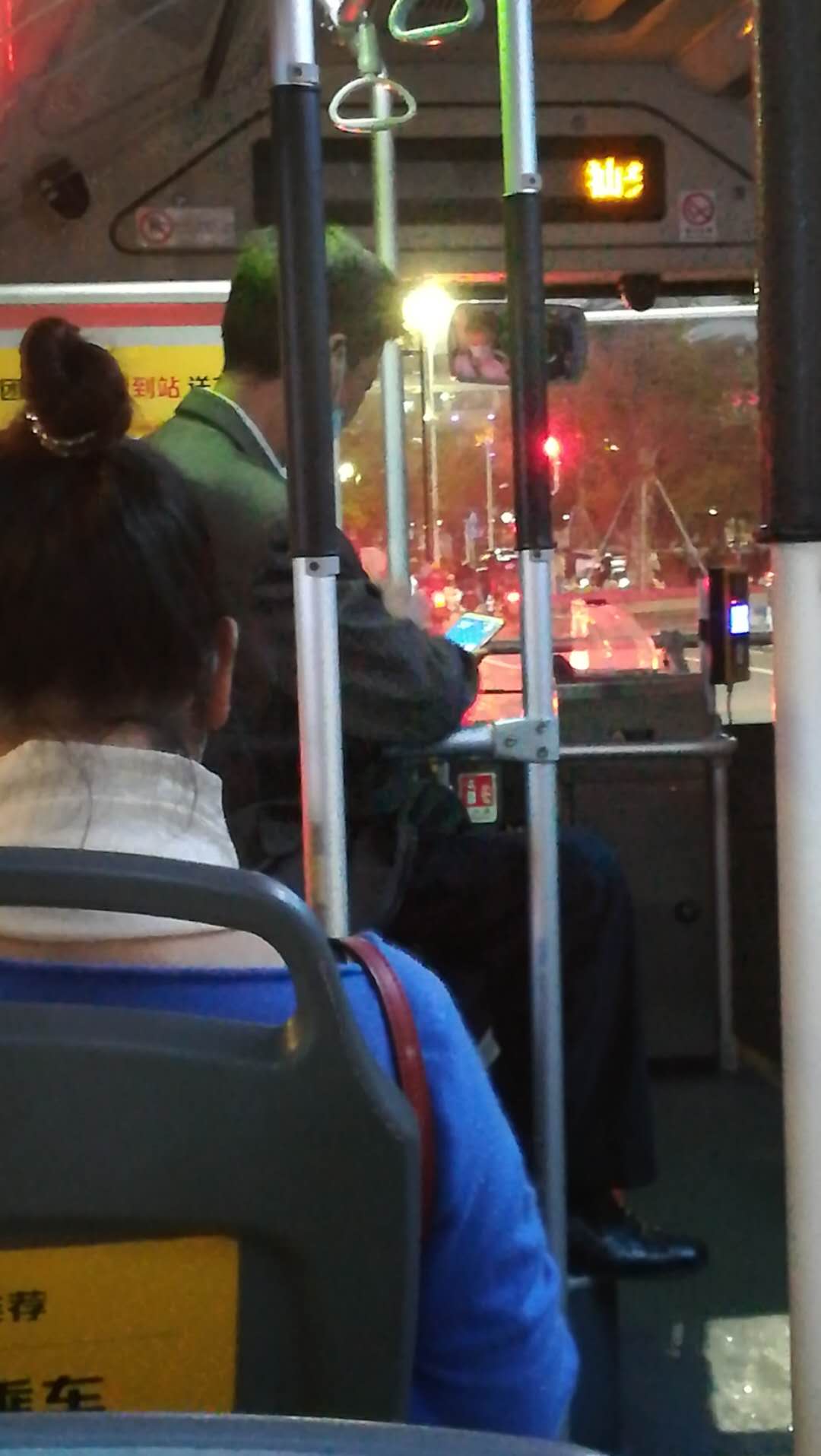 曝光！1路公交车上有人没有戴好口罩