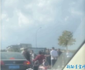 渔湖中路与仙彭路交接处发生车祸，现场多人大打出手