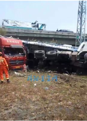 惊险！潮惠高速两辆重型货车冲毁护栏，翻下高速公路