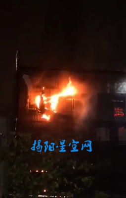 望江北路一楼房发生火情，火苗不断往下滴