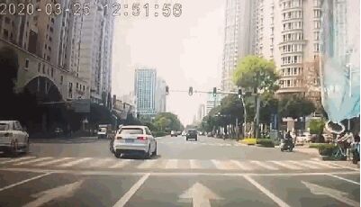 金砂华山路口发生惊险一幕：外卖骑手疑闯红灯被撞飞