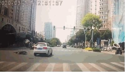 金砂华山路口发生惊险一幕：外卖骑手疑闯红灯被撞飞