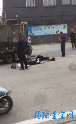 揭阳街头三轮车和摩托车发生碰撞，两男子倒地不起