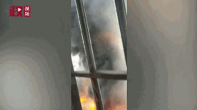 今天早上汕头澄海一处工厂厂房起火，现场火光冲天