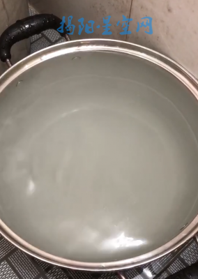 乔西村自来水呈浑浊状，洗完碗还有一层白色物体？