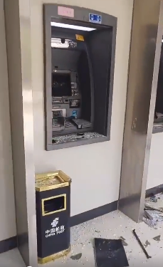 想无！揭阳一男子狂砸银行ATM机被民警当场制服