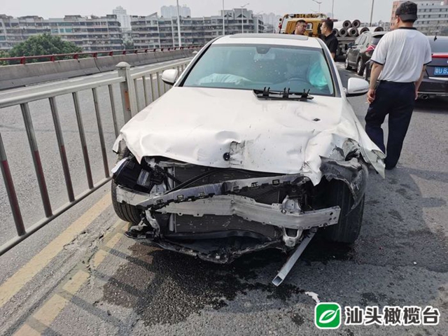 小心！连续两天有两部小车在西港桥发生事故，十几米隔离栏都撞毁了