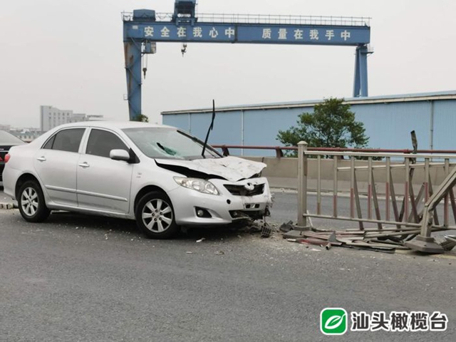 小心！连续两天有两部小车在西港桥发生事故，十几米隔离栏都撞毁了