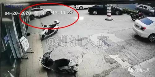 “入库成功”！潮州一名女司机倒车时失控，直接撞进银行！
