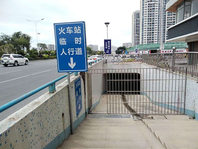 汕头火车站往珠池路地下人行通道已经启用，可是有网友发现了这个问题