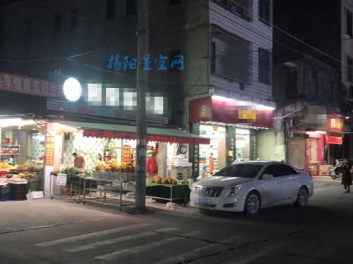 仙桥田东村崇文路田东市场一水果店占道经营，大声广播至深夜扰民