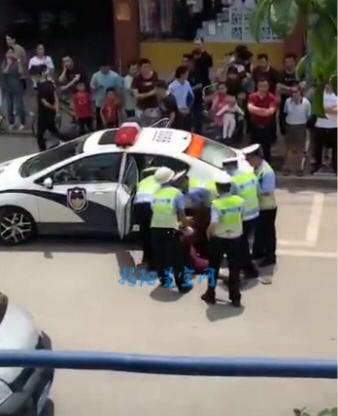 微信群疯传潮汕某地一妇女疑不配合执法，被交警抬上警车？