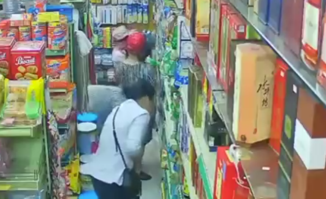 视频曝光！汕头一妇女竟抱着小孩偷超市奶粉