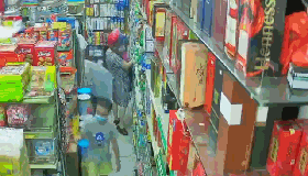 视频曝光！汕头一妇女竟抱着小孩偷超市奶粉